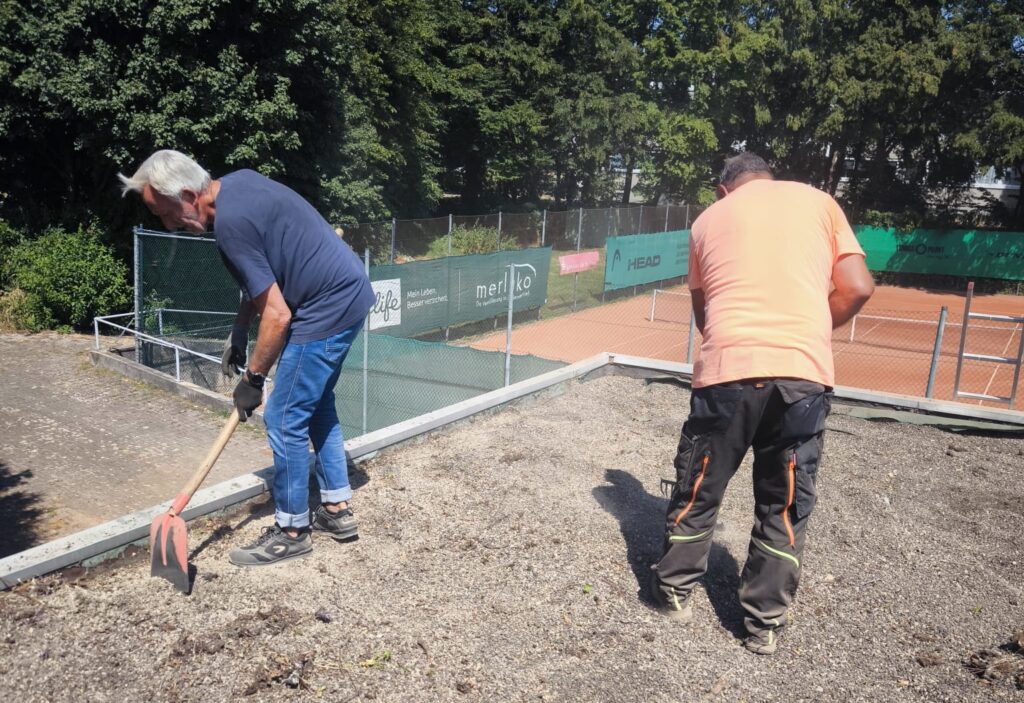 Arbeitseinsatz am Clubhaus-Dach